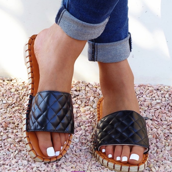 🆕Black Quilted Sandals - Picture 2 of 4